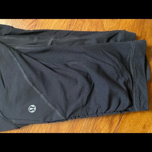 Size 8. Lululemon Cropped Leggings. - Picture 2 of 6